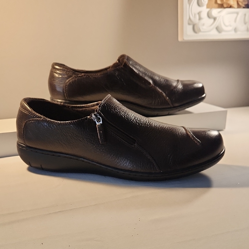 Clarks Ashland Lane Zip Brown Leather Slip‑On Cushion Soft Bendables Women’s 12W